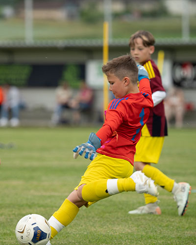 Junge beim Fußballspielen